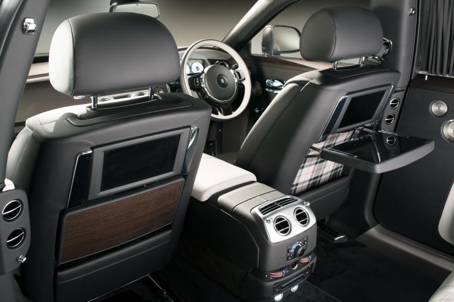 Интерьер Rolls-Royce Ghost EWB Elegance 2017 года  (UK) (фото 3 из 4)